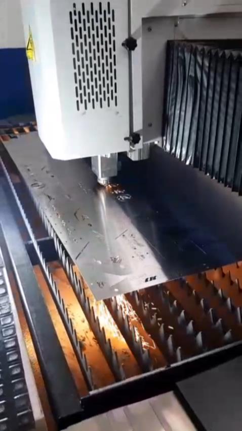Proceso de corte láser de alta precisión en Jacu Ingeniería